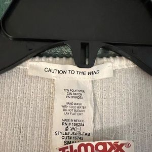 Nice sleeveless shirt never worn with tags